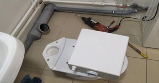 Установка напольного унитаза в Малгобеке: монтаж под ключ от СантехДомМлг от 5222 рублей.